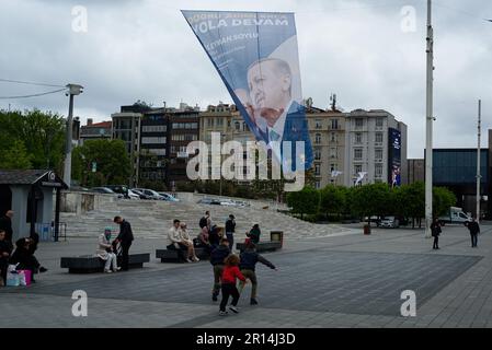 Istambul, Turquie. 11th mai 2023. Un drapeau de campagne électorale de Recep Tayyip Erdogan est visible sur la place Taksim. Les élections législatives en Turquie devraient avoir lieu le dimanche 14 mai, le président sortant Recep Tayyip Erdogan risquant de perdre ses fonctions après plus de 20 ans au pouvoir par rapport au chef de l'opposition Kemal Kilcdaroglu dans ce qui serait un événement historique. (Photo par Davide Bonaldo/Sipa USA) crédit: SIPA USA/Alay Live News Banque D'Images