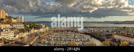 GB - DEVON: Panorama HDR spectaculaire du port et de la ville de Torquay avec Tor Bay en arrière-plan par Edmund Nagele FRPS Banque D'Images