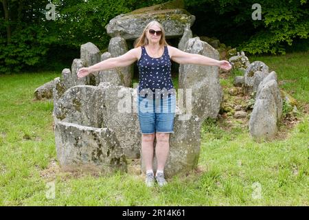 Une dame âgée aux armes, debout à l'entrée des Megalithes et de la Table du diable, Passais la conception, Normandie, France, Europe Banque D'Images