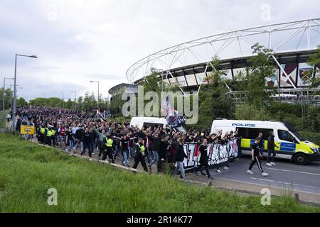 LONDRES, Royaume-Uni - 11/05/2023, les supporters d'AZ arrivent au stade lors du match de demi-finale de la Ligue de la Conférence de l'UEFA entre le West Ham United FC et AZ au stade de Londres sur 10 mai 2023 à Londres, en Angleterre. ANP ED VAN DE POL Banque D'Images