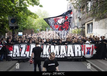 LONDRES, Royaume-Uni - 11/05/2023, les supporters d'AZ arrivent au stade lors du match de demi-finale de la Ligue de la Conférence de l'UEFA entre le West Ham United FC et AZ au stade de Londres sur 10 mai 2023 à Londres, en Angleterre. ANP ED VAN DE POL Banque D'Images