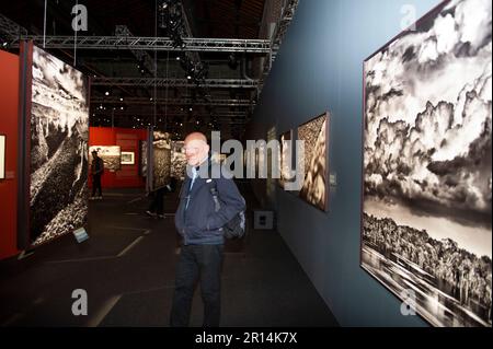 11 mai 2023 - Italie - Milan - inauguration de l'exposition photographique 'Amazonia' par le photographe Sebastiao Salgado. Les photographies sont exposées Banque D'Images