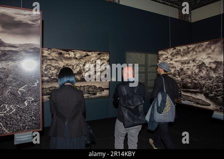 11 mai 2023 - Italie - Milan - inauguration de l'exposition photographique 'Amazonia' par le photographe Sebastiao Salgado. Les photographies sont exposées Banque D'Images