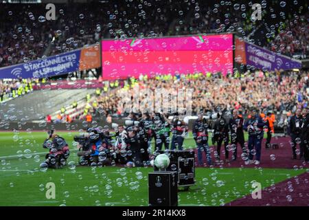 LONDRES, Royaume-Uni - 11/05/2023, des bulles de savon lors du match de demi-finale de la Ligue de la Conférence de l'UEFA entre le West Ham United FC et AZ au stade de Londres sur 10 mai 2023 à Londres, en Angleterre. ANP ED VAN DE POL Banque D'Images