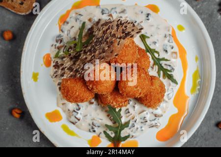 Croquettes de pommes de terre - purée de pommes de terre boulettes panées et frites, servies avec différentes sauces. Banque D'Images