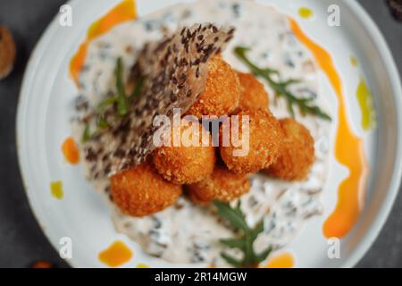 Croquettes de pommes de terre - purée de pommes de terre boulettes panées et frites, servies avec différentes sauces. Banque D'Images