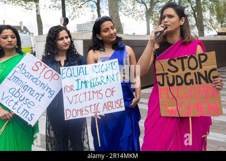 Londres, Angleterre, Royaume-Uni 11 mai 2023 droits des femmes migrantes protester contre les manquements de la police à protéger les droits des victimes de violence domestique au New Scotland Yard Banque D'Images