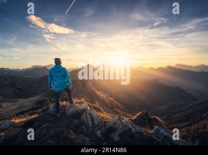 Homme sur pierre sur la colline et belle vallée de montagne Banque D'Images