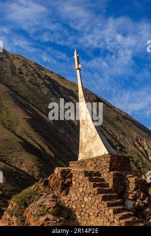 une copie plus petite du monument aux conquérants de l'espace au sommet d'un col de montagne sur la route ferroviaire vers bichkek kirghizistan Banque D'Images