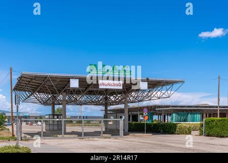 Cuneo, Piémont, Italie - 11 mai 2023: Grande voûte de l'entrée du M.I.A.C. Mercato Ingrosso Agroalimentare Cuneo (commerce de gros Mar Banque D'Images