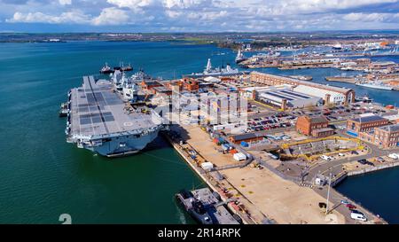 Vue aérienne d'un porte-avions de la Royal Navy amarré dans le port de Portsmouth, sur la côte de la Manche, dans le sud de l'Angleterre, au Royaume-Uni Banque D'Images