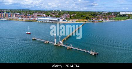 Pipeline sur une jetée dans le port de Southampton, sur la côte de la Manche, dans le sud de l'Angleterre, au Royaume-Uni Banque D'Images