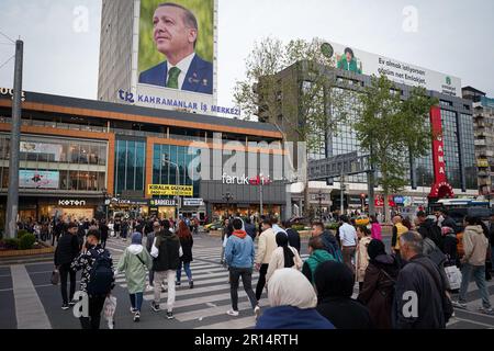 Ankara, Turquie. 11th mai 2023. Les gens se promèdent devant le président de la République de Turquie et le président du Parti pour le développement de la justice (AKP), Recep Tayyip Erdo, un poster de campagne. La place K?z?Lay et les rues sont décorées d'affiches de deux candidats principaux pour les élections présidentielles et parlementaires, Recep Tayyip Erdogan et Kemal Kilicdaroglu. Les élections législatives turques auront lieu sur 14 mai. Crédit : SOPA Images Limited/Alamy Live News Banque D'Images