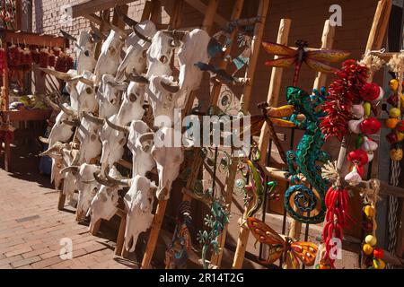 Santa Fe, Nouveau-Mexique, États-Unis - 6 mai 2023: Une vue de l'exposition marchande dans les rues du centre-ville de Santa Fe, NOUVEAU-MEXIQUE. Banque D'Images