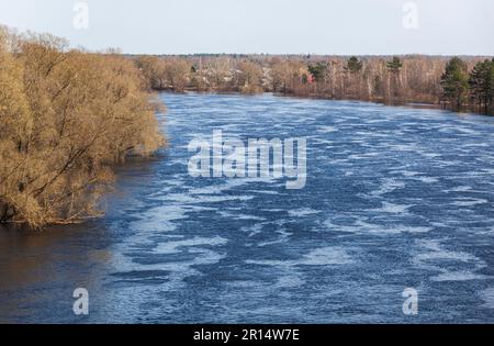 Inondations dans la forêt de printemps. Jour de printemps ensoleillé et ciel bleu. Vagues sur l'eau. Vue de dessus. Photo de haute qualité. Horizontale Banque D'Images