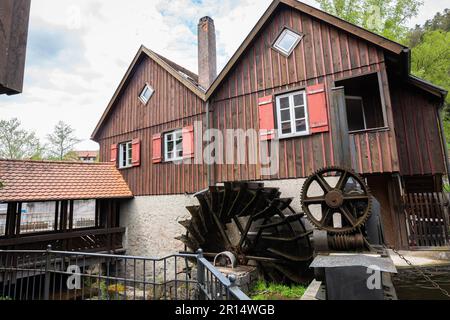 Roue d'eau et ancien bâtiment en bois d'une scierie dans la ville historique de Schiltach dans la Forêt Noire, Allemagne Banque D'Images