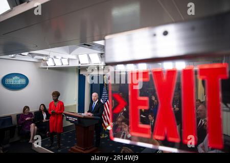 Washington, États-Unis. 11th mai 2023. Alejandro Mayorkas, secrétaire du département américain de la sécurité intérieure (DHS), parle lors d'une conférence de presse dans la salle de presse James S. Brady à la Maison Blanche à Washington, DC jeudi, 11 mai 2023. Mayorkas a déclaré mercredi que l'administration Biden a été contrainte par des lois sur l'immigration « périmées » et « brisées » et par la décision du Congrès d'accorder seulement environ la moitié de la demande du président Biden pour $4 milliards de dollars pour gérer l'afflux aux États-Unis. Photo par Al Drago/UPI crédit: UPI/Alay Live News Banque D'Images