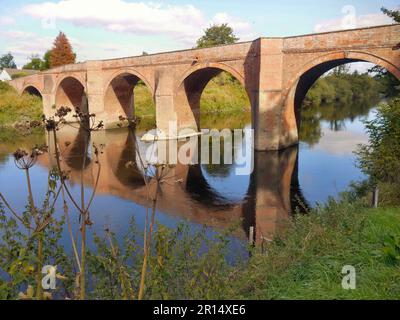 Le pont de Bredwardine, le premier pont en briques construit au-dessus de la rivière Wye, vu depuis les jardins de Brobury House en septembre 2019 Banque D'Images