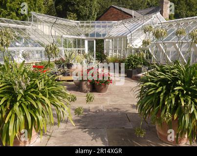 Serres de verre au coin du jardin clos de Brobury House Gardens, Herefordshire, Royaume-Uni Banque D'Images