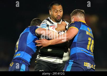 Ligi Sao (au centre) du FC Hull est abordé par Jordan Crowther (à gauche) de Wakefield Trinity et Jai Whitbread de Trinity lors de la Super League de Betfred au stade de soutien de Bebe Well, Doncaster. Date de la photo: Jeudi 11 mai 2023. Banque D'Images