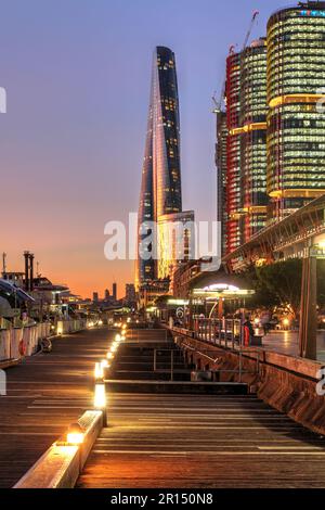 Magnifique coucher de soleil à Barangaroo distrait de Sydney, en Australie, le long de King Street Wharf avec le récent gratte-ciel de Crown Sydney (One Barangaroo) Banque D'Images