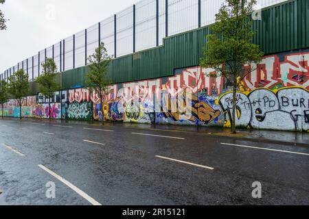 Mur de la paix sur Cupar Way à Belfast Ouest, Irlande du Nord, Royaume-Uni Banque D'Images