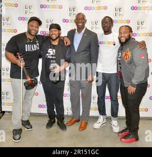 Miramar, États-Unis. 07th mai 2023. MIRAMAR, FLORIDE - MAI 07 : keV Marcus et Wwill Baptiste de Black Violin et Umoja McNeish et Malcolm McNeish de fils de Mystro pose et ville de Miramar le maire Wayne Messam (C) pour les coulisses de la Black Violin Foundation : Festival d'art des rêveurs au Parc régional de Miramar Ampitheater sur 28 janvier 2023 à Miramar, Floride. (Photo de JL/Sipa USA) crédit: SIPA USA/Alay Live News Banque D'Images