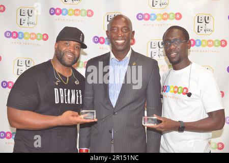 Miramar, États-Unis. 07th mai 2023. MIRAMAR, FLORIDE - MAI 07: KeV Marcus et Wwill Baptiste de Black Violin et ville de Miramar le maire Wayne Messam (C) pour la scène de la Fondation Black Violin: Festival d'art de rêveur au Parc régional Miramar Ampitheater sur 28 janvier 2023 à Miramar, Floride. (Photo de JL/Sipa USA) crédit: SIPA USA/Alay Live News Banque D'Images