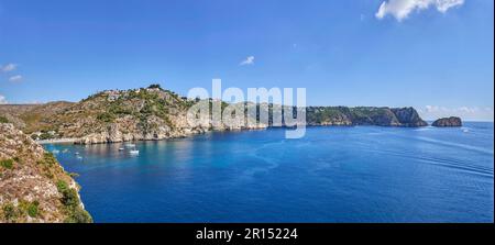 Panoramique de la côte de Javea. La célèbre plage de la Granadella se trouve à gauche. Crique rustique avec eaux cristallines. Dans la Communauté Valencienne, Alica Banque D'Images