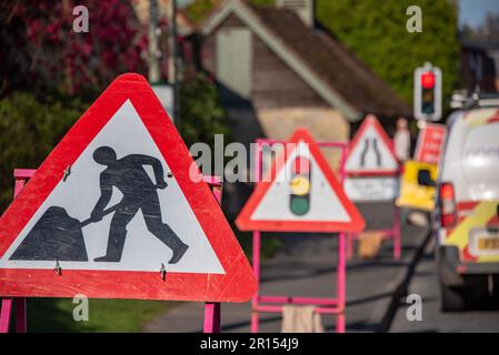 Panneaux de signalisation et feux de signalisation temporaires Banque D'Images