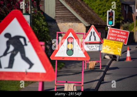 Panneaux de signalisation et feux de signalisation temporaires Banque D'Images