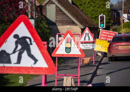 Panneaux de signalisation et feux de signalisation temporaires Banque D'Images