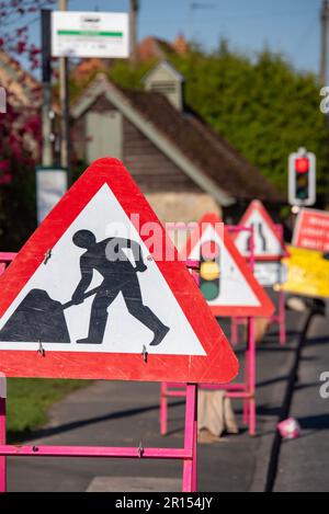 Panneaux de signalisation et feux de signalisation temporaires Banque D'Images