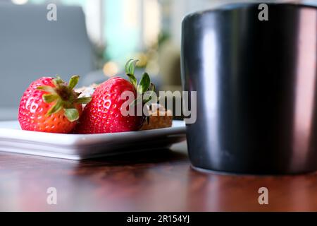 petit déjeuner français en gros plan avec croissants dans une assiette blanche, café, jus d'orange et omelette en arrière-plan. Cappuchino et croissant dans le café Banque D'Images
