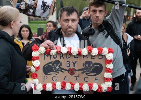 Londres, Royaume-Uni. 11 mai 2023. Louie Turnbull se joint aux activistes des droits des animaux qui organisent une veillée devant le siège de la police métropolitaine de New Scotland Yard pour ses deux chiens tués par la police à Poplar, dans l'est de Londres, lors d'un incident public qui lui a également été taillé. La police a déclaré que les chiens, nommés Marshall et des millions de personnes, constituaient une « menace majeure pour eux », mais les activistes soutiennent que les meurtres, largement diffusés sur les médias sociaux, étaient cruels et inutiles. Crédit : Ron Fassbender/Alamy Live News Banque D'Images