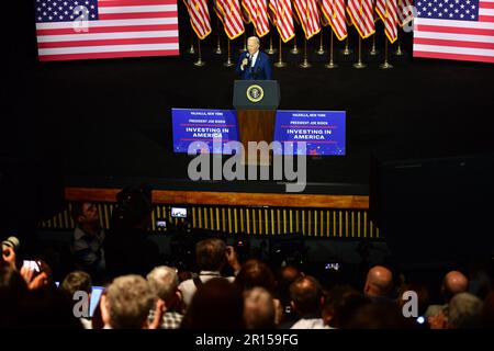 (230511) -- VALHALLA (États-Unis), 11 mai 2023 (Xinhua) -- États-Unis Le président Joe Biden s'exprime au SUNY Westchester Community College de Valhalla, New York, aux États-Unis, sur 10 mai 2023. Biden a mis en garde dès 1 juin contre les conséquences désastreuses d'un éventuel défaut de paiement par le gouvernement américain sur son obligation envers la dette. S'exprimant mercredi au SUNY Westchester Community College de New York, Biden a déclaré que l'économie américaine tomberait en récession avec 8 millions d'Américains qui perdaient leur emploi, et que sa réputation internationale serait mise à mal dans l'extrême en cas de défaut de paiement de la dette. (Photo de Mykyta Sta Banque D'Images