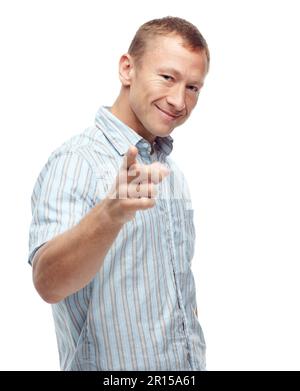 La confiance grandit avec l'âge. Portrait en studio d'un homme habillé de manière décontractée pointant vers l'appareil photo isolé sur blanc. Banque D'Images