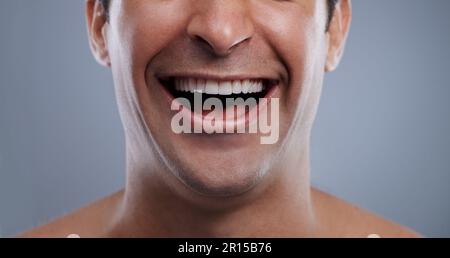 Un rasage impeccable après un rasage de près. Prise de vue en studio courte de la moitié inférieure d'un visage rasé de jeune homme. Banque D'Images