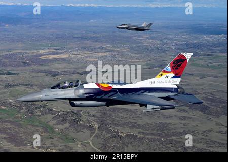 A ÉTATS-UNIS Faucon de combat F-16C de la Force aérienne, affecté au 120th Escadron de chasseurs, Garde nationale aérienne du Colorado peint pour commémorer le 100th anniversaire de l'unité vole avec un américain Force aérienne F-35A Lightning II, affecté au 134th Escadron de chasseurs, Vermont Garde aérienne nationale au-dessus de la base aérienne de Buckley, Colorado, 8 mai 2023. Le « REDEYES » des 120th FS a commencé à servir sur 27 juin 1923, volant les Curtiss JNSE 'Jennie,Ó et est devenu la première unité de la Garde nationale aérienne à obtenir la reconnaissance fédérale en volant P-51 Mustangs en 1946, ainsi la devise 'PREMIER DANS LA GARDE AÉRIENNE.' (É.-U. Force aérienne p Banque D'Images