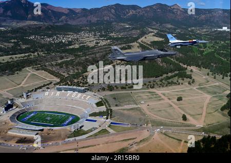 A ÉTATS-UNIS Faucon de combat F-16C de la Force aérienne, affecté au 120th Escadron de chasseurs, Garde nationale aérienne du Colorado peint pour commémorer le 100th anniversaire de l'unité vole avec un américain Air Force F-35A Lightning II, affecté au 134th Fighter Squadron, Vermont Air National Guard over the U.S. Académie de la Force aérienne, 8 mai 2023. Le « REDEYES » des 120th FS a commencé à servir sur 27 juin 1923, volant les Curtiss JNSE 'Jennie,Ó et est devenu la première unité de la Garde nationale aérienne à obtenir la reconnaissance fédérale en volant P-51 Mustangs en 1946, ainsi la devise 'PREMIER DANS LA GARDE AÉRIENNE.' (É.-U. Photo de la Force aérienne b Banque D'Images