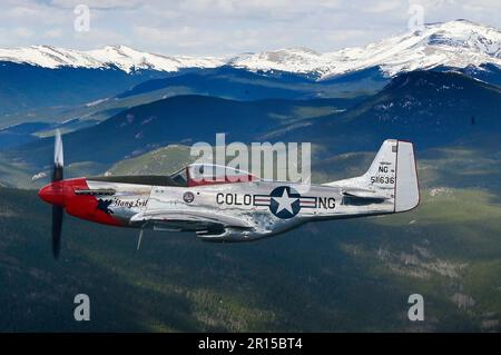 Un Mustang P-51-D privé, piloté par le propriétaire Michael Bingham de Lakewood, Colorado, survole le lac Evergreen, Colorado, 8 mai 2023. L'avion, nommé affectueusement ÒStand Evil,Ó a été construit en juillet 1945, et est l'un des 200 derniers D-modèles produits. (É.-U. Photo de la Force aérienne par le Sgt. Matthew Pew) Banque D'Images