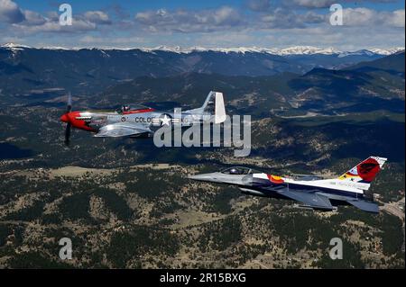 Une Mustang P-51-D privée, pilotée par le propriétaire Michael Bingham de Lakewood, Colorado, vole en formation avec un américain Faucon de combat F-16C de la Force aérienne, affecté à l'escadron de combat 120th, Garde nationale aérienne du Colorado peint pour commémorer le 100th anniversaire de l'unité, au-dessus de Chatfield, Colorado, 8 mai 2023. L'avion, nommé affectueusement ÒStand Evil,Ó a été construit en juillet 1945, et est l'un des 200 derniers D-modèles produits. Après la guerre, il a pris l'avion pour la garde nationale aérienne du Colorado, affectée à la FS 120th jusqu'à la fin de 1950s. (É.-U. Photo de la Force aérienne par le Sgt. Matthew Pew) Banque D'Images