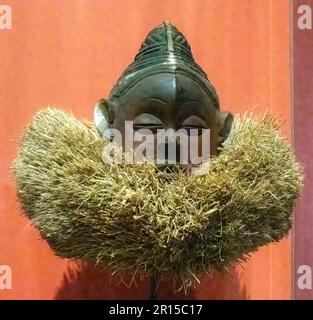 Art africain d'une face tribale avec headaddress et un collier de fibres naturelles à l'Institut d'art de Minneapolis, Minnesota, États-Unis. Banque D'Images