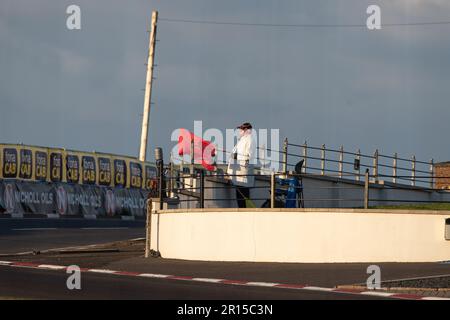 Portstewart, Royaume-Uni. 11th mai 2023. Un drapeau rouge est levé pour informer les cavaliers il y a eu un incident à la course 2 NorthWest200 Briggs équipement Superstock Bikes crédit: Bonzo/Alay Live News Banque D'Images