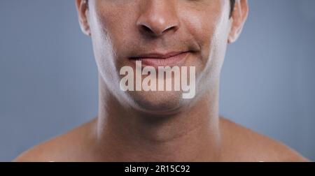 Presque... petit studio de la moitié inférieure d'un jeune homme visage. Banque D'Images