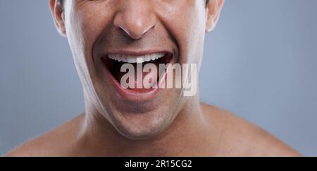 Le baril de rire. Gros plan image rognée d'une bouche de mans riant. Banque D'Images