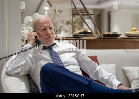 Le président Joe Biden parle au téléphone avec l'administrateur de l'EPA Michael Regan et le gouverneur de l'Ohio Mike DeWine au sujet du déraillement toxique des trains dans l'est de la Palestine, Ohio, mardi, 21 février 2023, Au Warsaw Marriott Hotel. (Photo officielle de la Maison Blanche par Adam Schultz) Banque D'Images