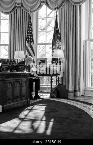 Le président Joe Biden passe en revue les remarques qu'il prononcera lors de son voyage à Philadelphie, vendredi, 3 février 2023, dans le bureau ovale de la Maison Blanche. (Photo officielle de la Maison Blanche par Adam Schultz) Banque D'Images