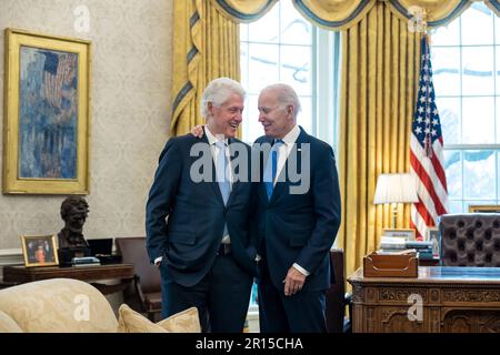 Le président Joe Biden rencontre l'ancien président Bill Clinton jeudi, 2 février 2023, dans le bureau ovale de la Maison Blanche. (Photo officielle de la Maison Blanche par Adam Schultz) Banque D'Images