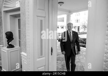 Le président Joe Biden arrive au Bureau ovale, vendredi, 17 février 2023, à la Maison Blanche. (Photo officielle de la Maison Blanche par Adam Schultz) Banque D'Images